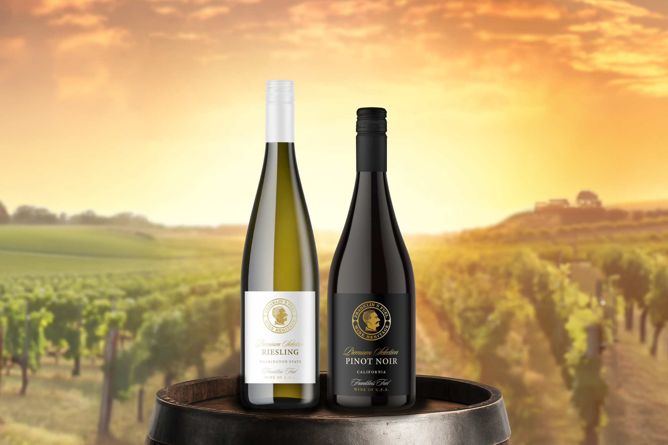 To vinflasker, en hvidvin og en rødvin, på en tønde i en vingård ved solnedgang.
