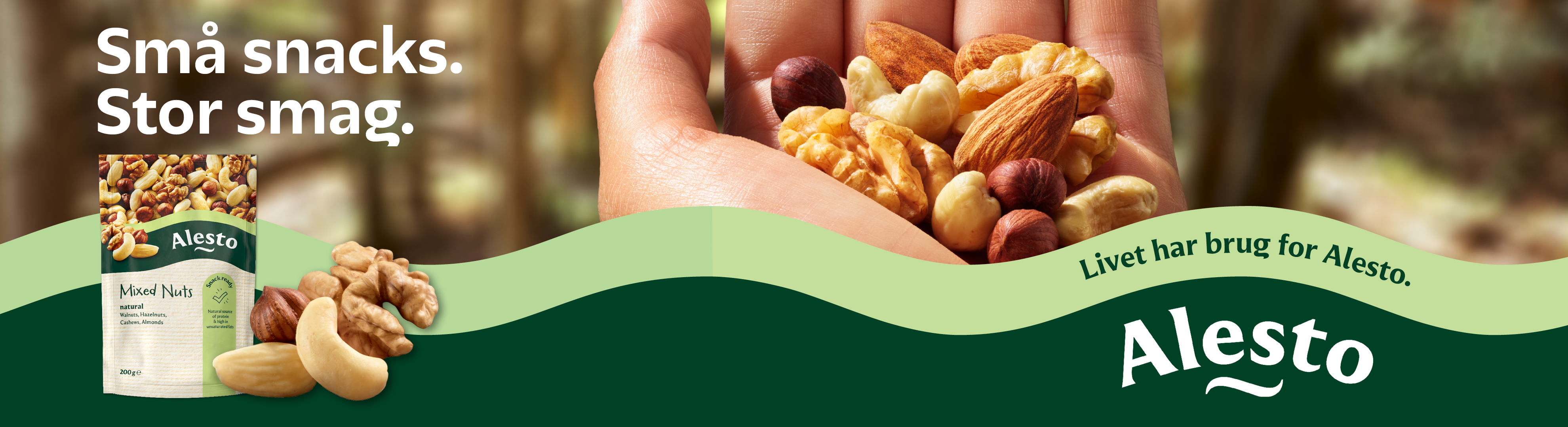 En håndfuld blandede nødder og en pose med nødder, med teksten 'Små snacks. Stor smag.'
