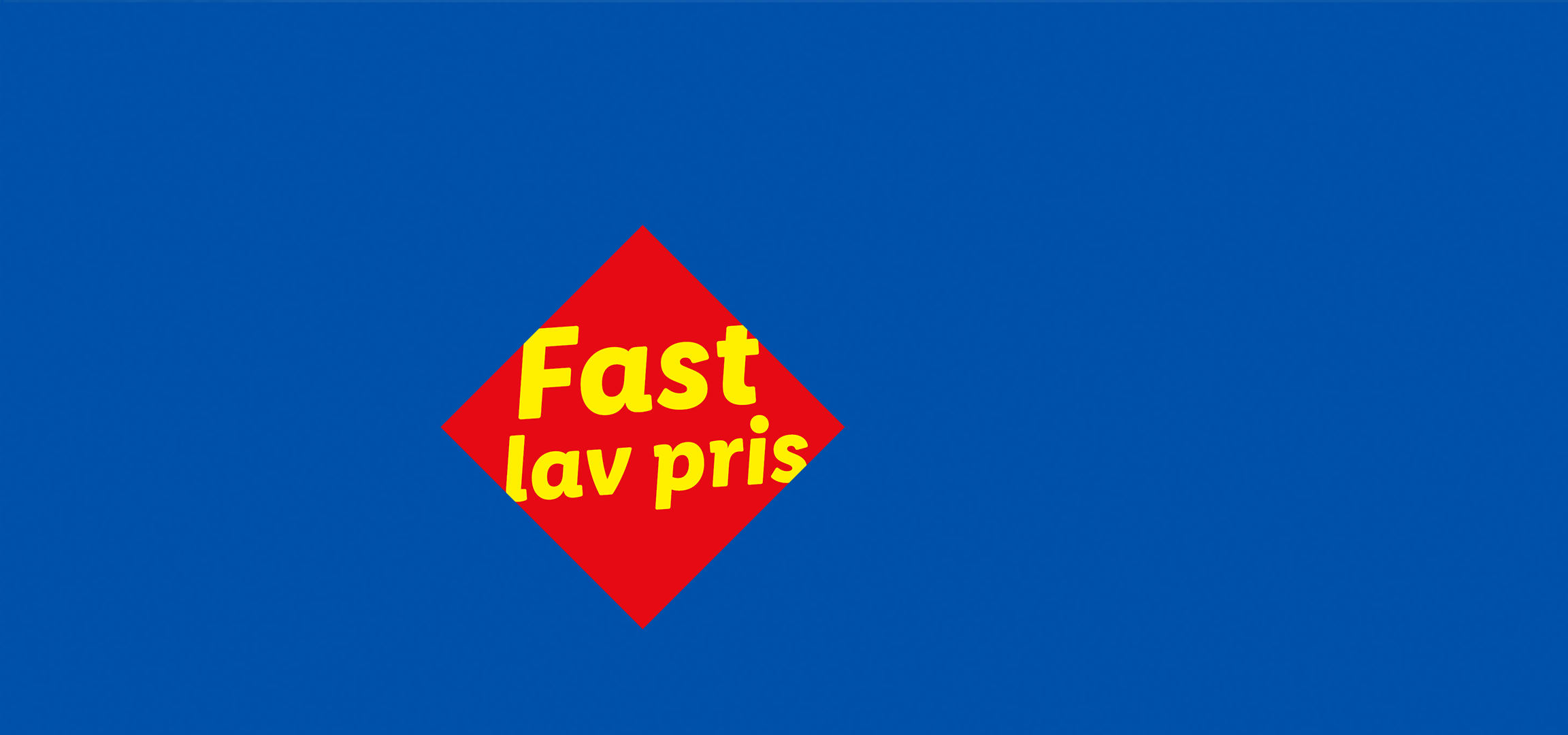 Blå baggrund med en rød rombe med teksten 'Fast lav pris' i gul.