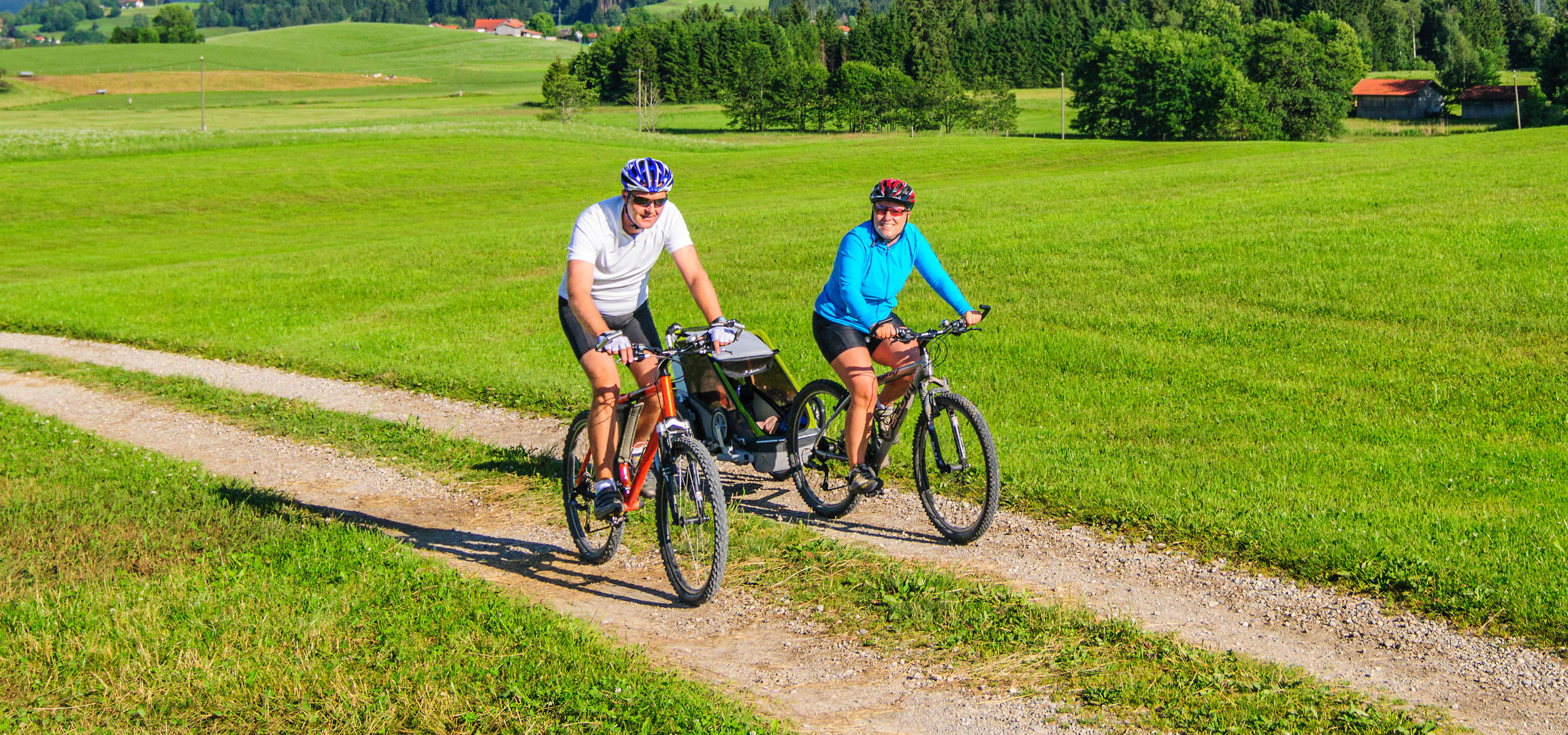 Par cykler i et idyllisk landskab.