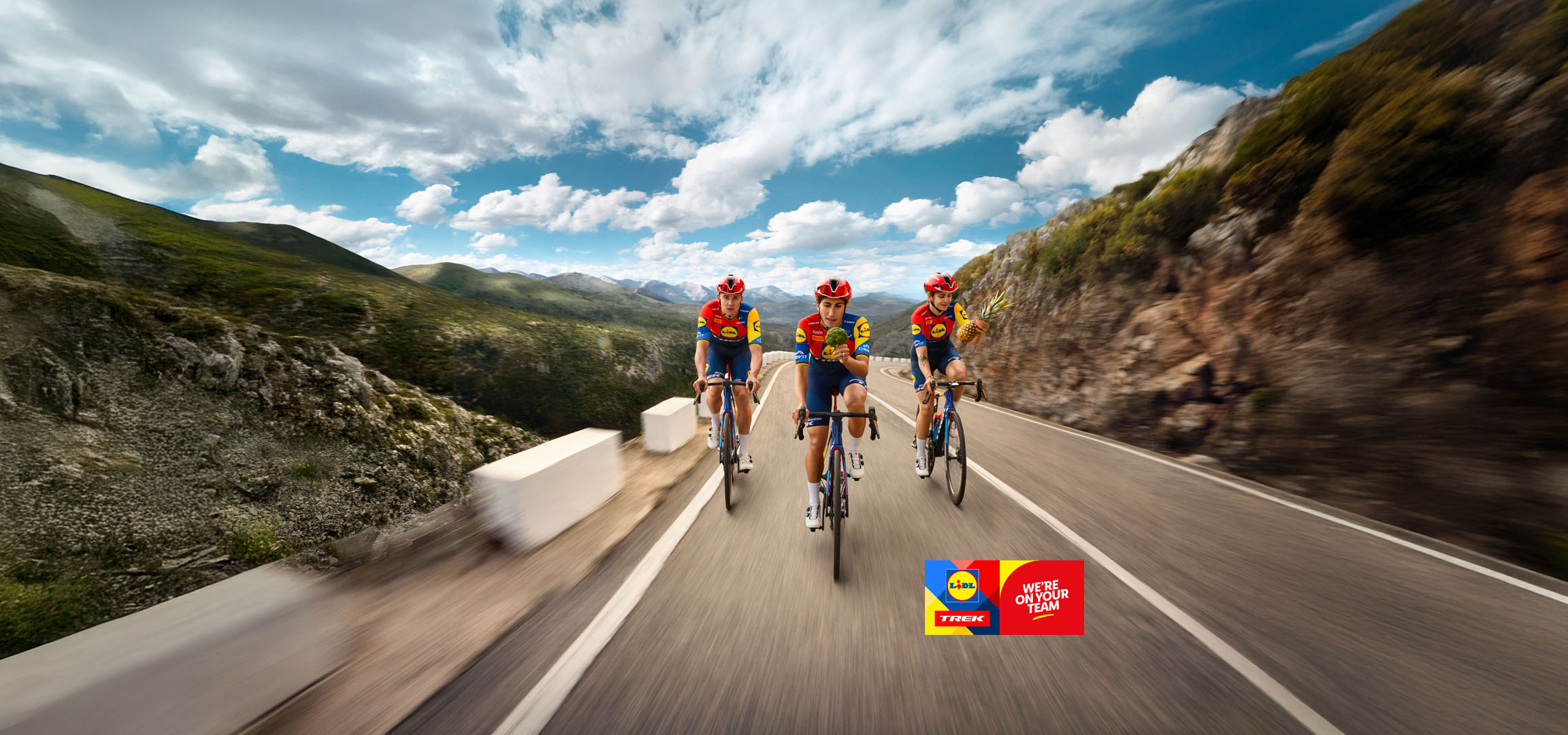 Tre cykelryttere fra Lidl-Trek-holdet på en bjergvej.