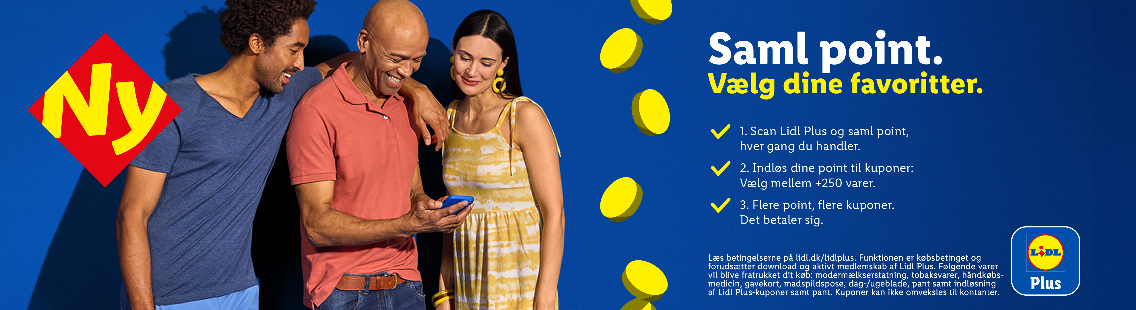 Tre glade personer ser på en telefon, mens de samler point og vælger favoritter med Lidl Plus.