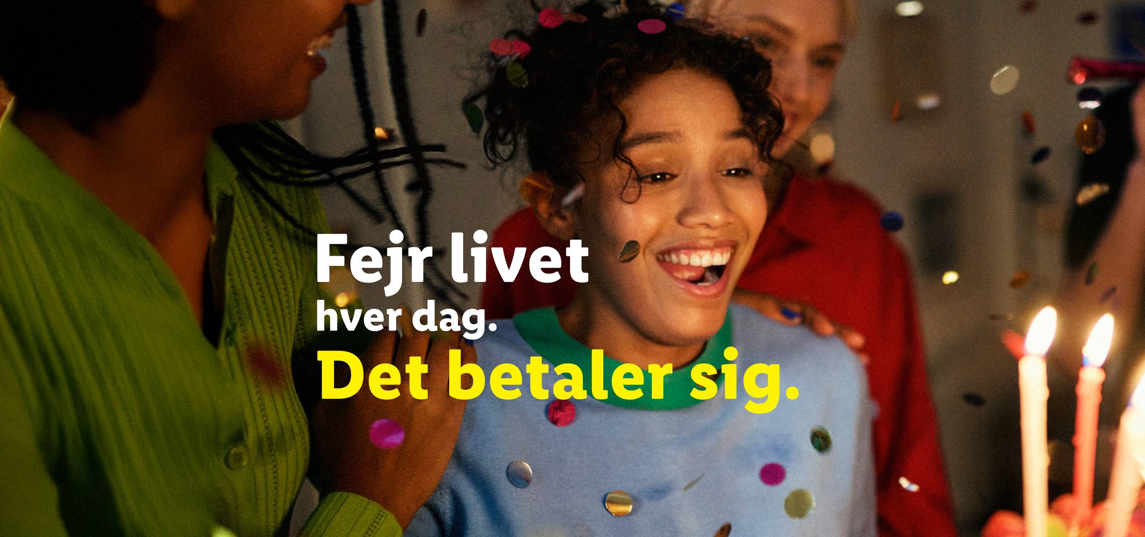 En ung kvinde smiler ved et fødselsdagsbord med tændte lys og konfetti. Tekst: Fejr livet hver dag. Det betaler sig.