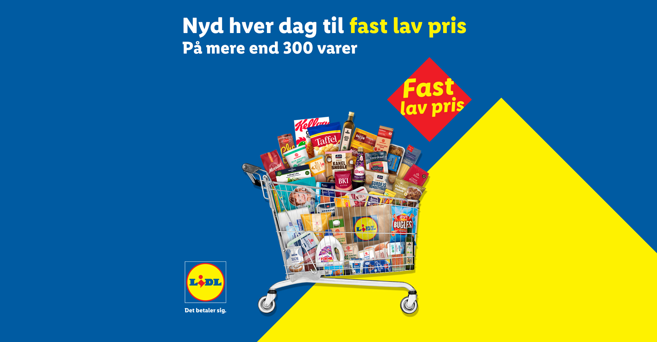 En fyldt indkøbsvogn med dagligvarer til fast lav pris på en blå baggrund.