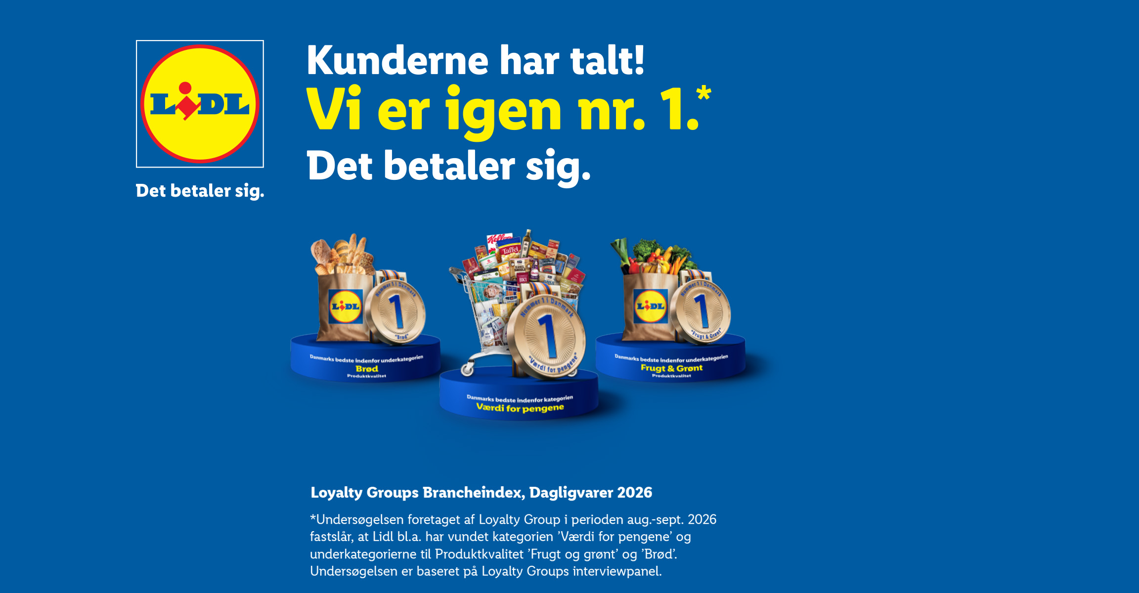 Blå baggrund med tekst om kåring som nummer et i værdi for pengene, brød samt frugt og grønt.