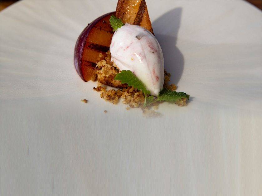 Blommer med crumble og is
