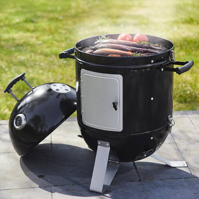 Sort kugleformet grill med låg.