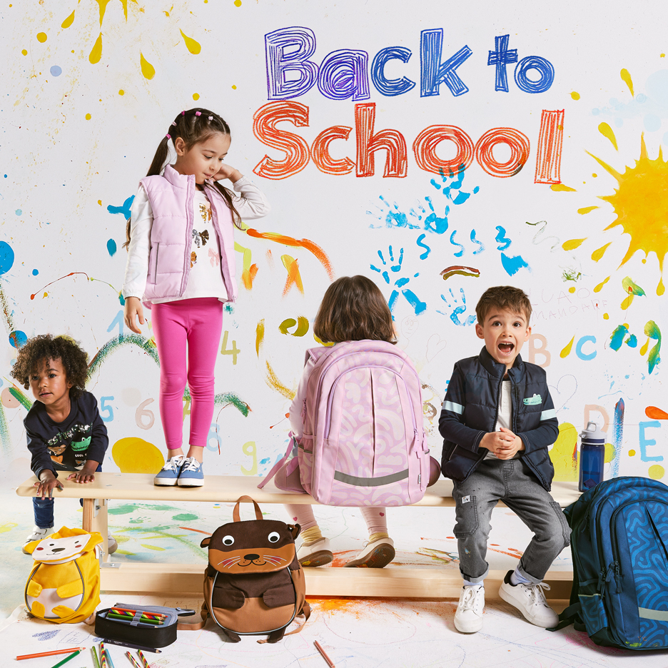 Fire børn med rygsække og skoleting, med teksten 'Back to School' på en farverig baggrund.