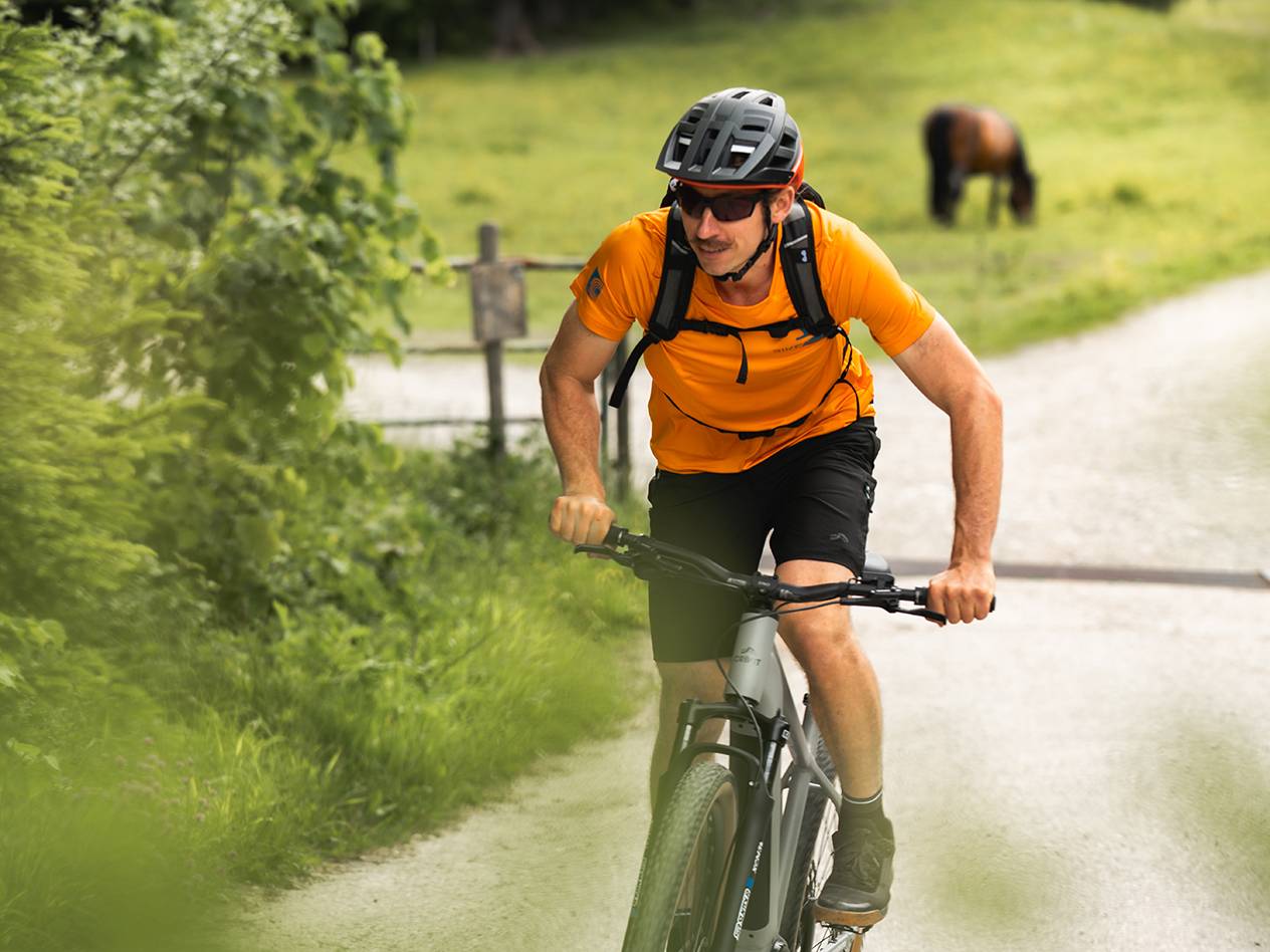 Elcykel og cykeltøj i naturen.