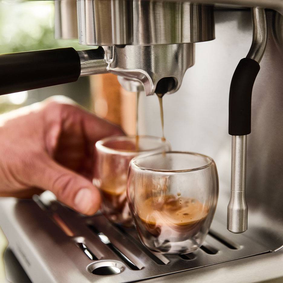 Espressomaskine brygger to kopper espresso.
