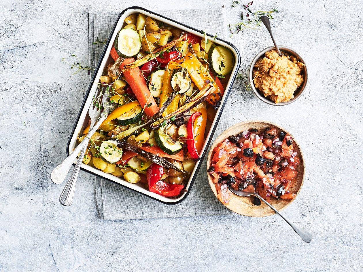 Farverige grøntsager med hummus og salsa