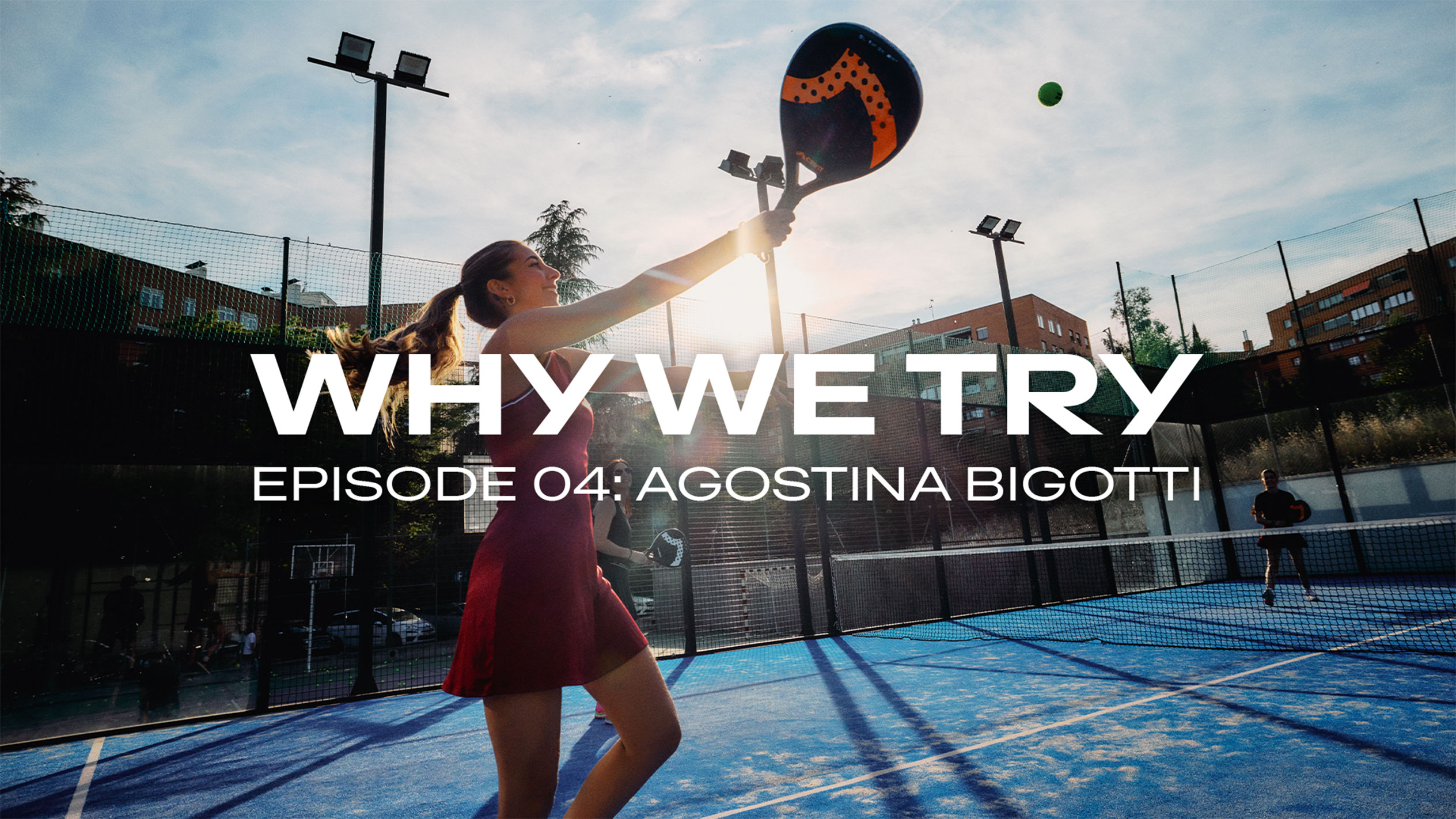 Agostina Bigotti slår en padelbold op i luften på en udendørs bane med en CRIVIT-padelketcher.