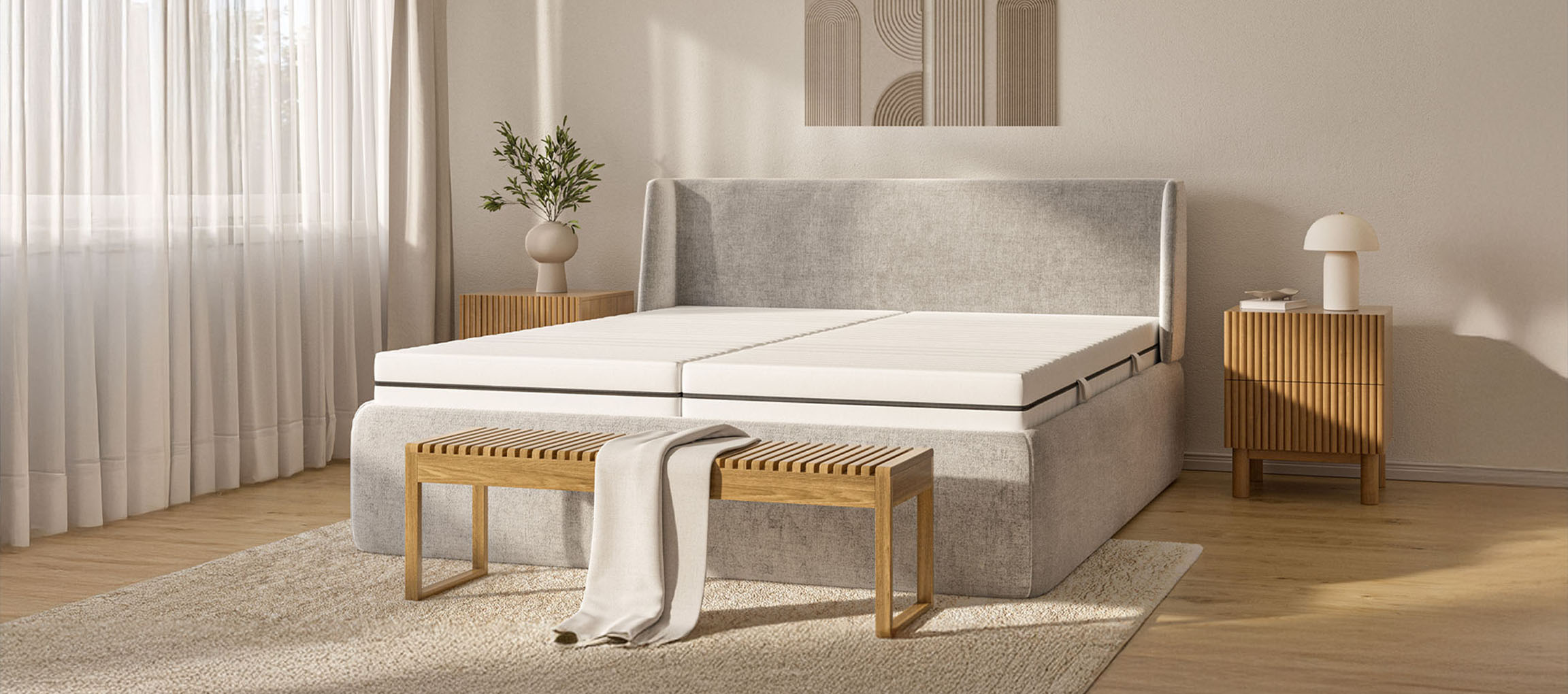 Neutralt soveværelse med boxmadras, træbænk og natborde.