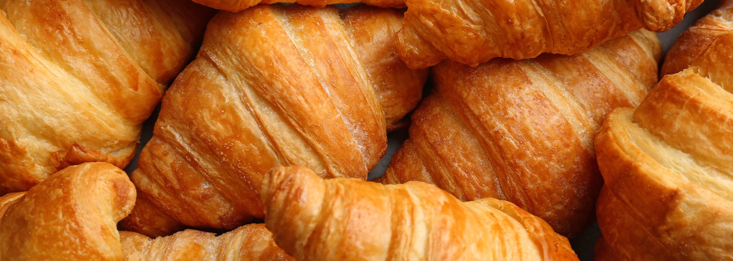En bunke sprøde, gyldne croissanter.