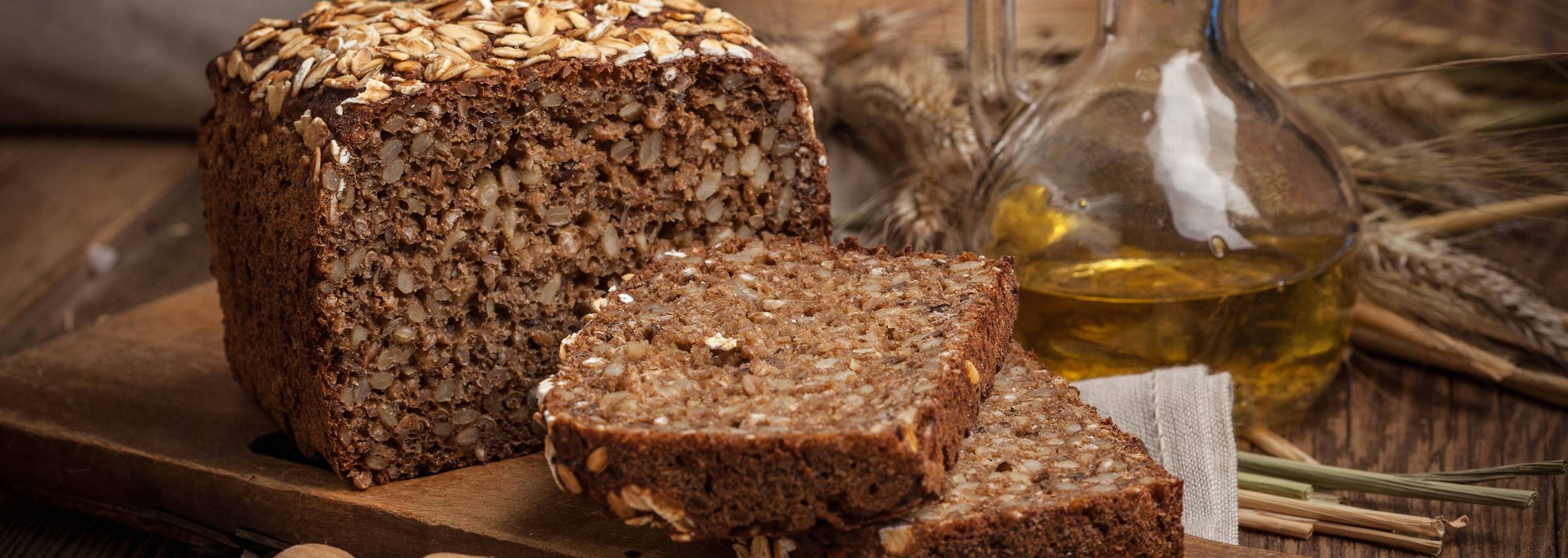 En lækker, grovbrød med kerner og havre serveres med olivenolie.