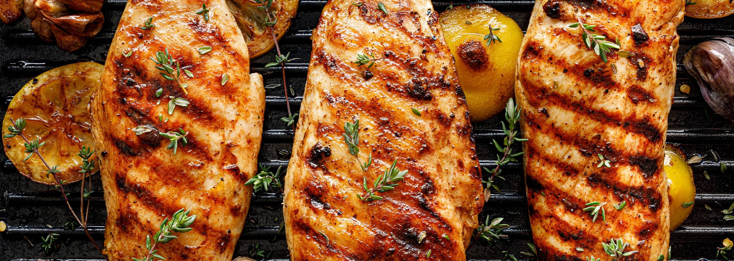 Grillerede kyllingebryster med citron og timian.