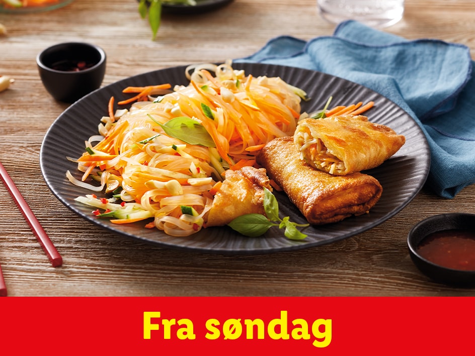 Sprøde forårsruller serveret med en lækker glasnuddelsalat.