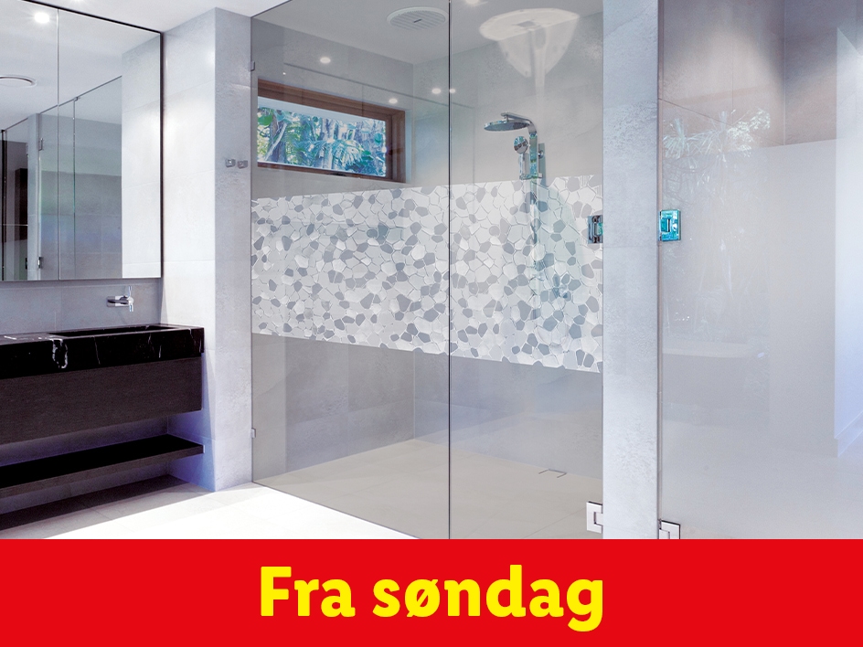 Moderne badeværelse med glasdør og dekorativt glasfolie. Tilgængelig fra søndag.