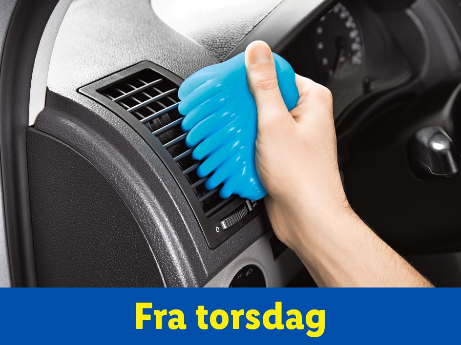 En hånd bruger blå rengøringslim til at rengøre bilens ventilationsåbninger. Fra torsdag.