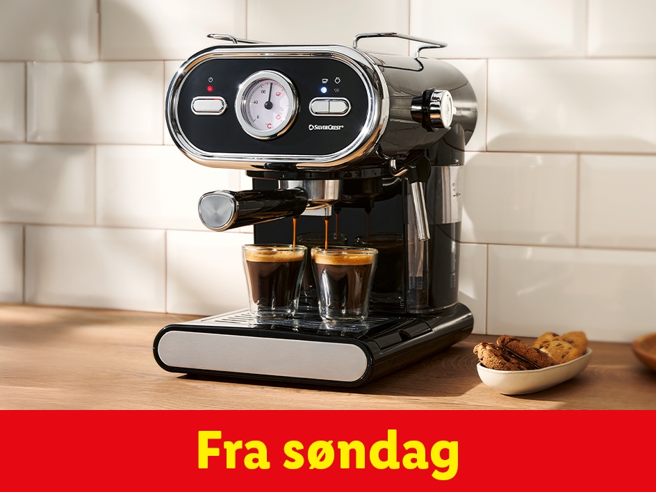 SilverCrest espressomaskine brygger kaffe i to glas på et køkkenbord med småkager.