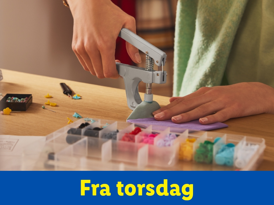 En person bruger en trykknaptang til at fastgøre en trykknap på et lilla stofstykke.