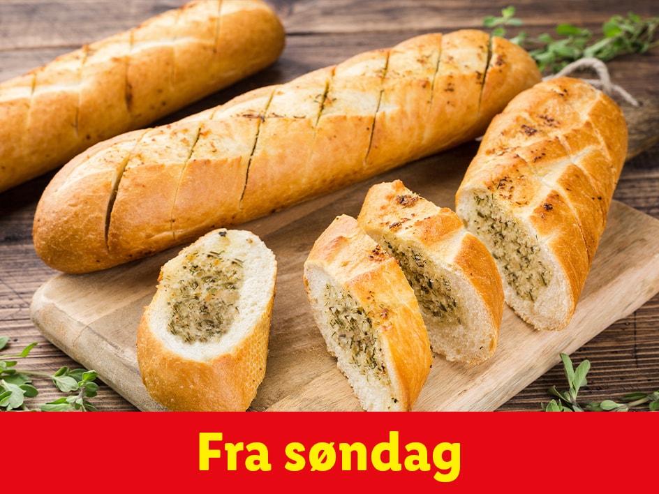 Tre lækre hvidløgsbrød på et træbræt. Fra søndag.