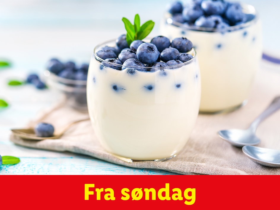 Yoghurt med blåbær serveret i glas.