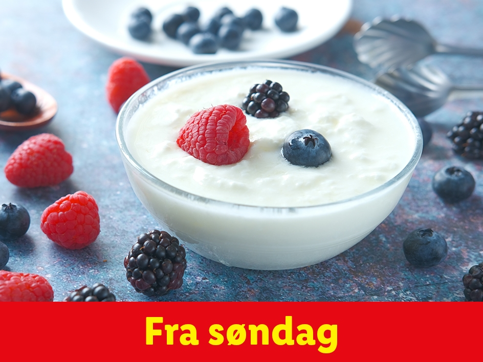En skål med yoghurt og bær, med teksten 'Fra søndag' i forgrunden.
