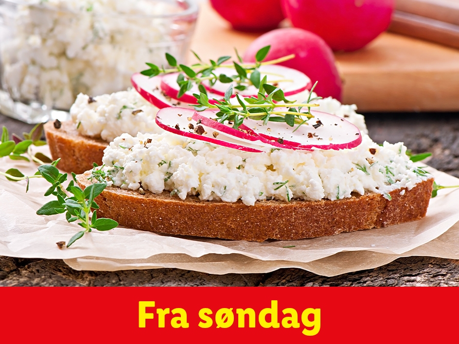 Rugbrød med hytteost, radiser og timian, med en skål hytteost i baggrunden.