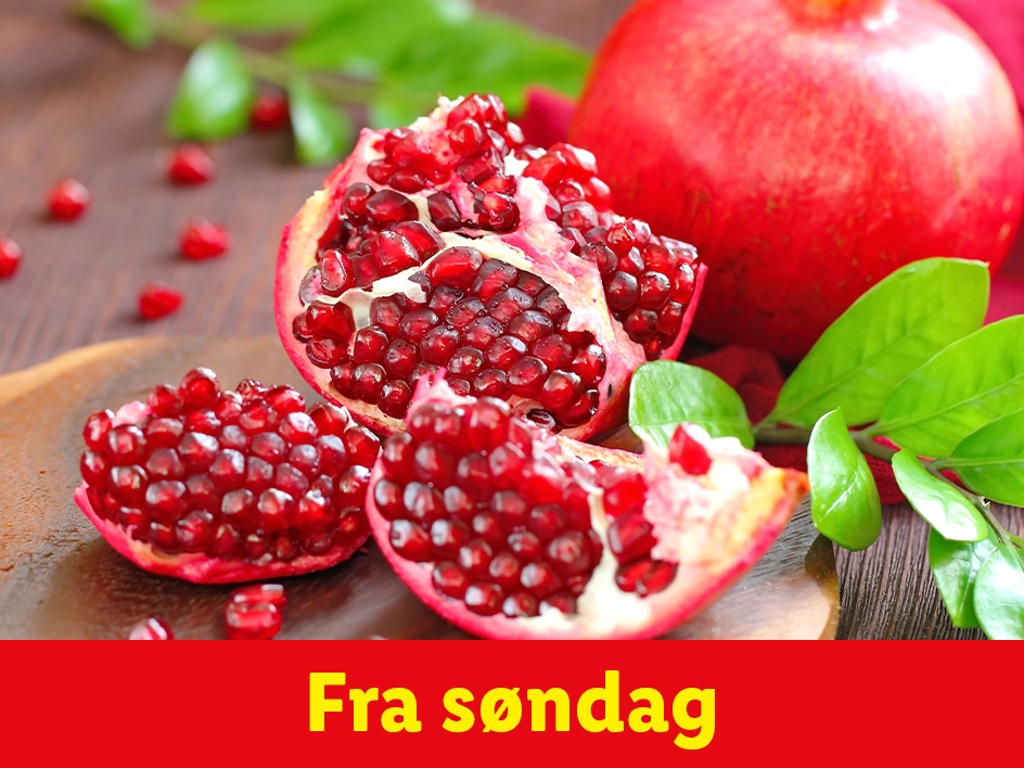 Granatæbler på et træbræt med teksten 'Fra søndag'.