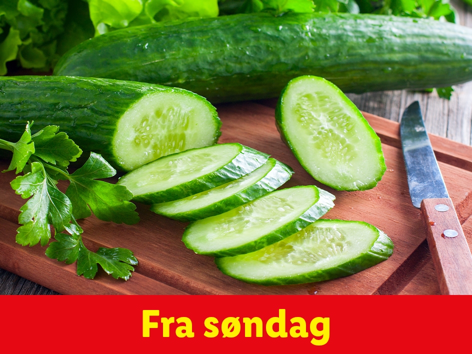 Frisk agurk skåret på et træbræt med persille.