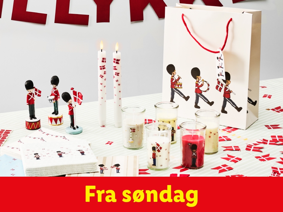 Festartikler med danske gardere og flag, inklusive lys, servietter og en gavepose.