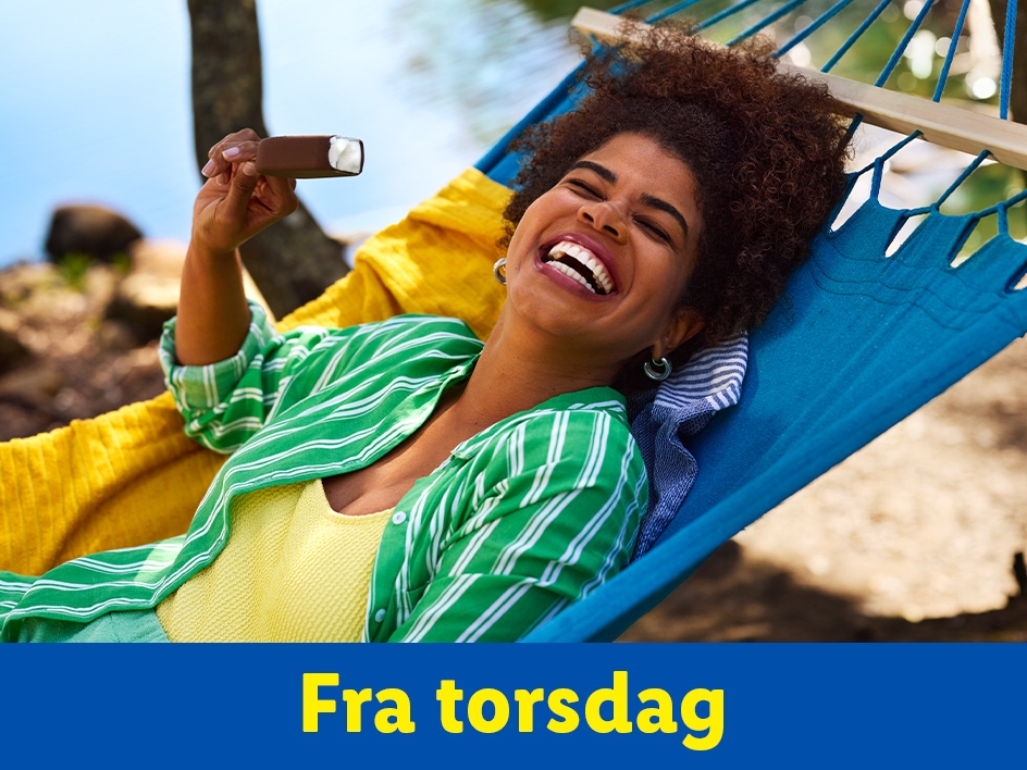 En glad kvinde nyder en is i en hængekøje. Fra torsdag.
