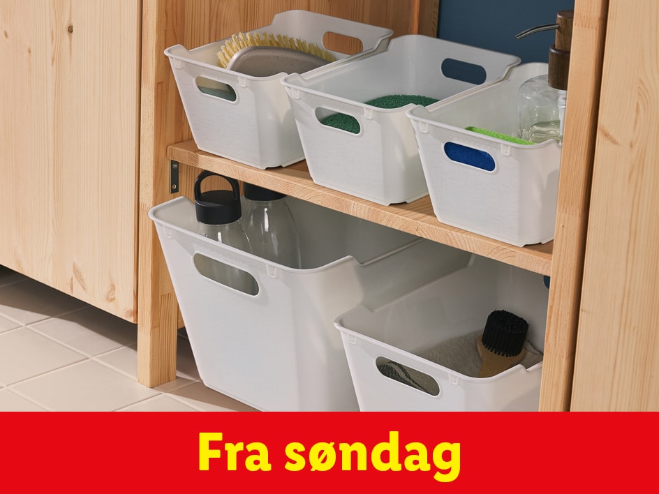 Hvide opbevaringskasser i et træskab, fra søndag.