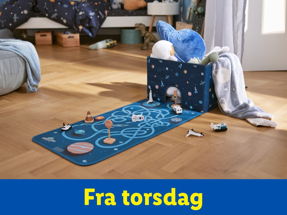 Et børneværelse med et rumtema legetæppe og opbevaringskasse.