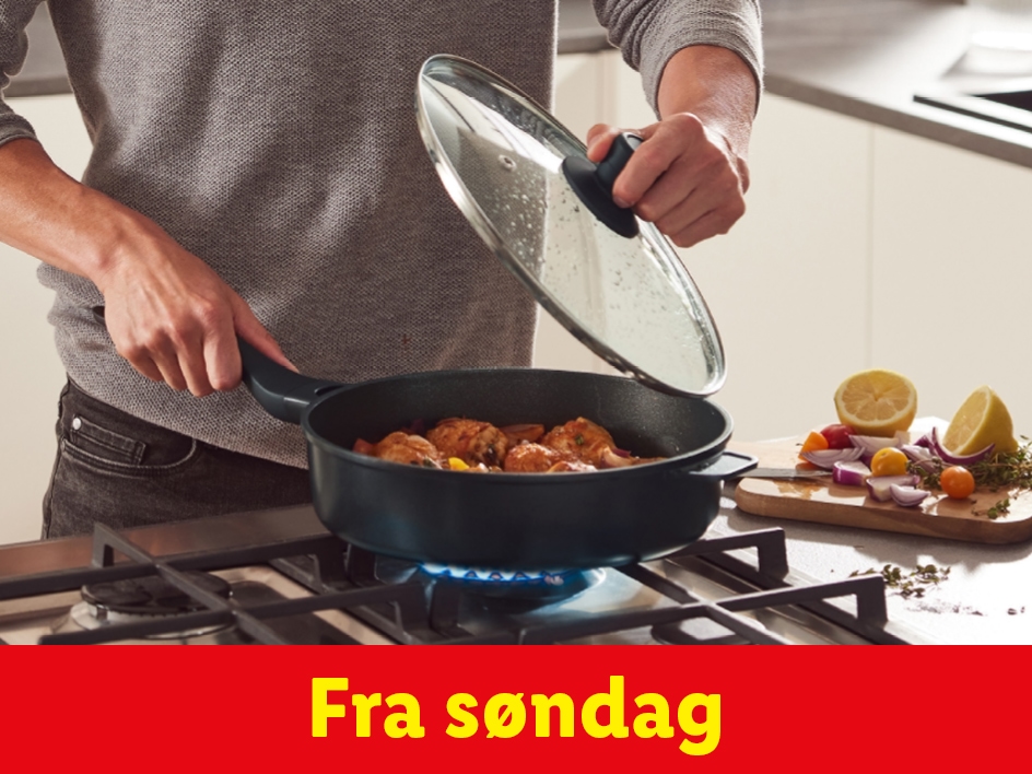 En person laver mad i en elegant gryde med låg på en gasovn. Fra søndag.