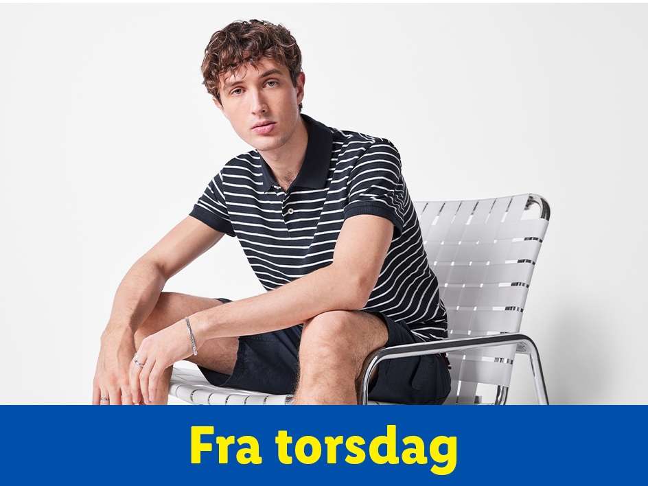 Mand sidder i en stol og bærer en stribet polo skjorte og shorts. Tilbuddet starter torsdag.