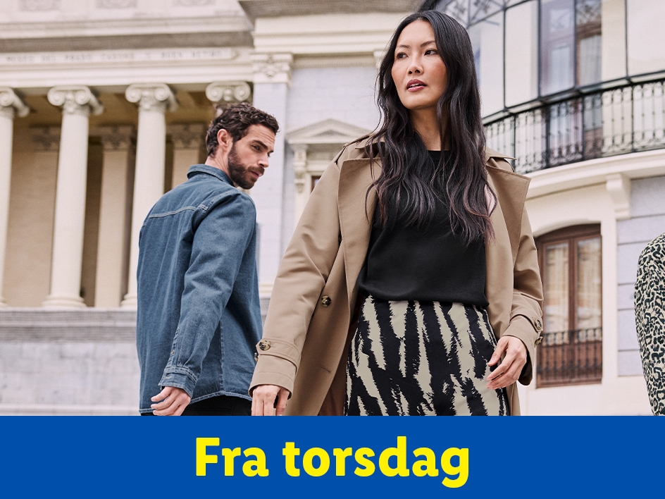 To personer i overtøj og en kvinde i leopardprintet jakke foran en bygning.