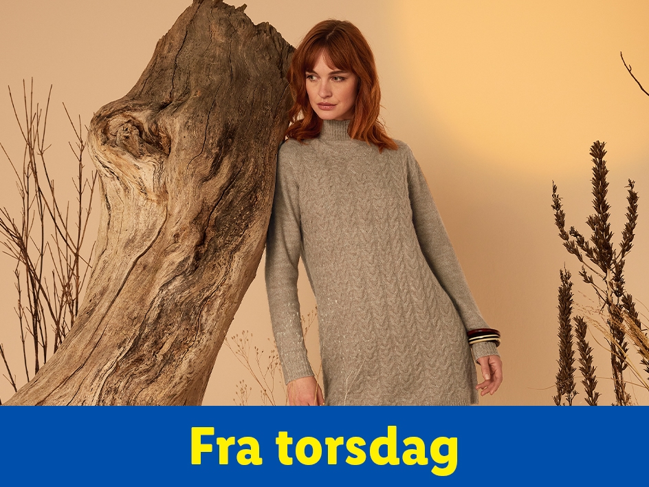 En kvinde i en beige strikkjole læner sig op ad en træstamme, med teksten 'Fra torsdag' nederst.