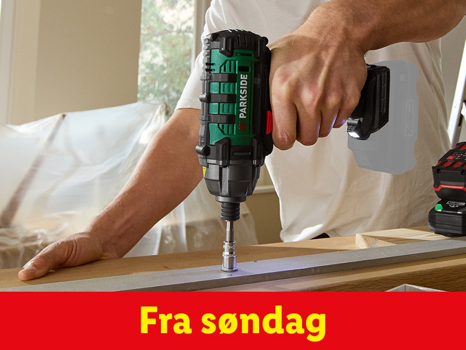 En person bruger en Parkside slagboremaskine til at skrue i træ.