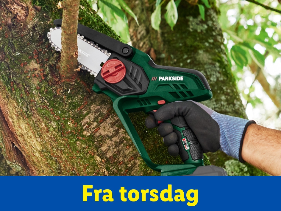 En person bruger en Parkside motorsav til at beskære en trægren.