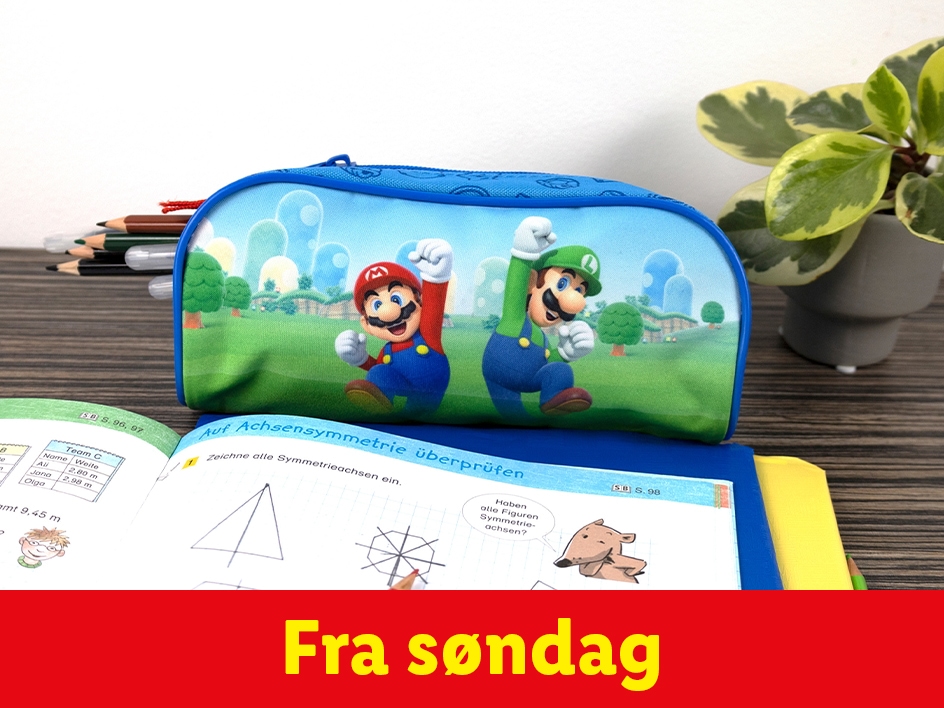 En blå Super Mario penalhus ligger på et bord med skolebøger.