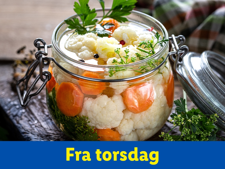 En glas krukke med syltede blomkål og gulerødder.
