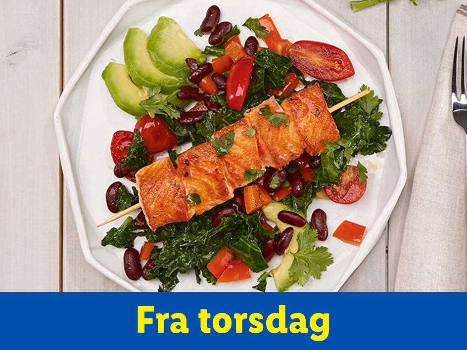 Laksespyd med grønkålssalat, bønner, avocado og tomater.