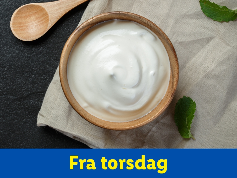 En skål med yoghurt og en træske på en dug, med teksten 'Fra torsdag'.