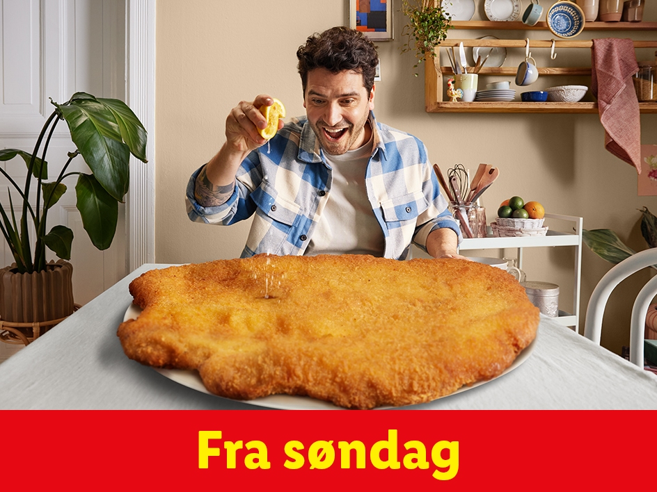 En mand sprøjter citron over en kæmpe schnitzel. Tilbuddet gælder fra søndag.