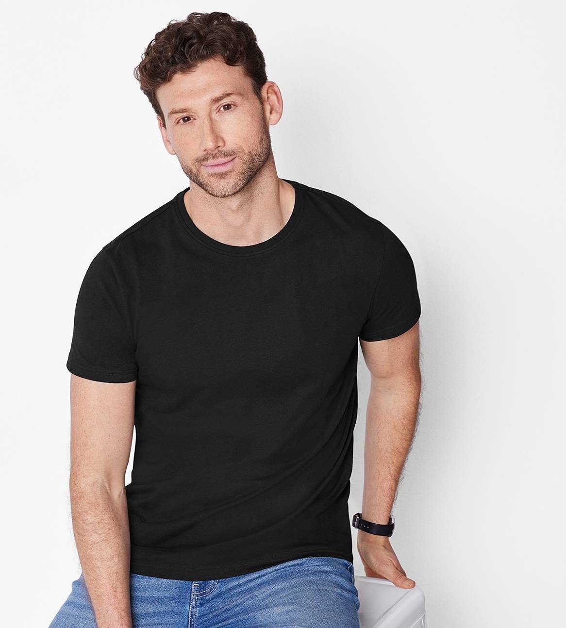 En mand i en sort t-shirt og jeans.