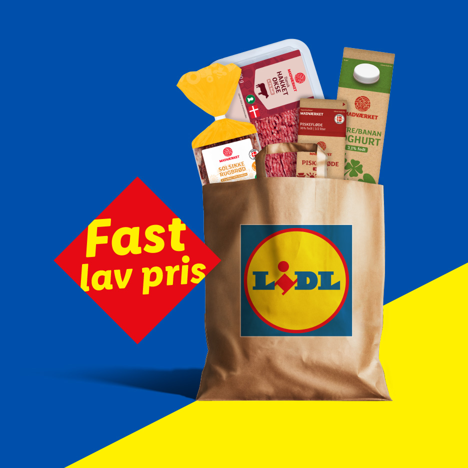 Indkøbspose fyldt med dagligvarer, herunder hakket oksekød, rugbrød, fløde og yoghurt, med teksten 'Fast lav pris'.