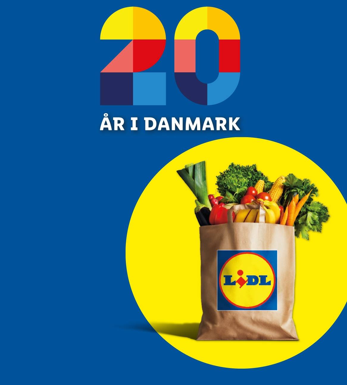 Lidl-logo og en indkøbspose fyldt med friske grøntsager og frugt, med teksten '20 år i Danmark'.