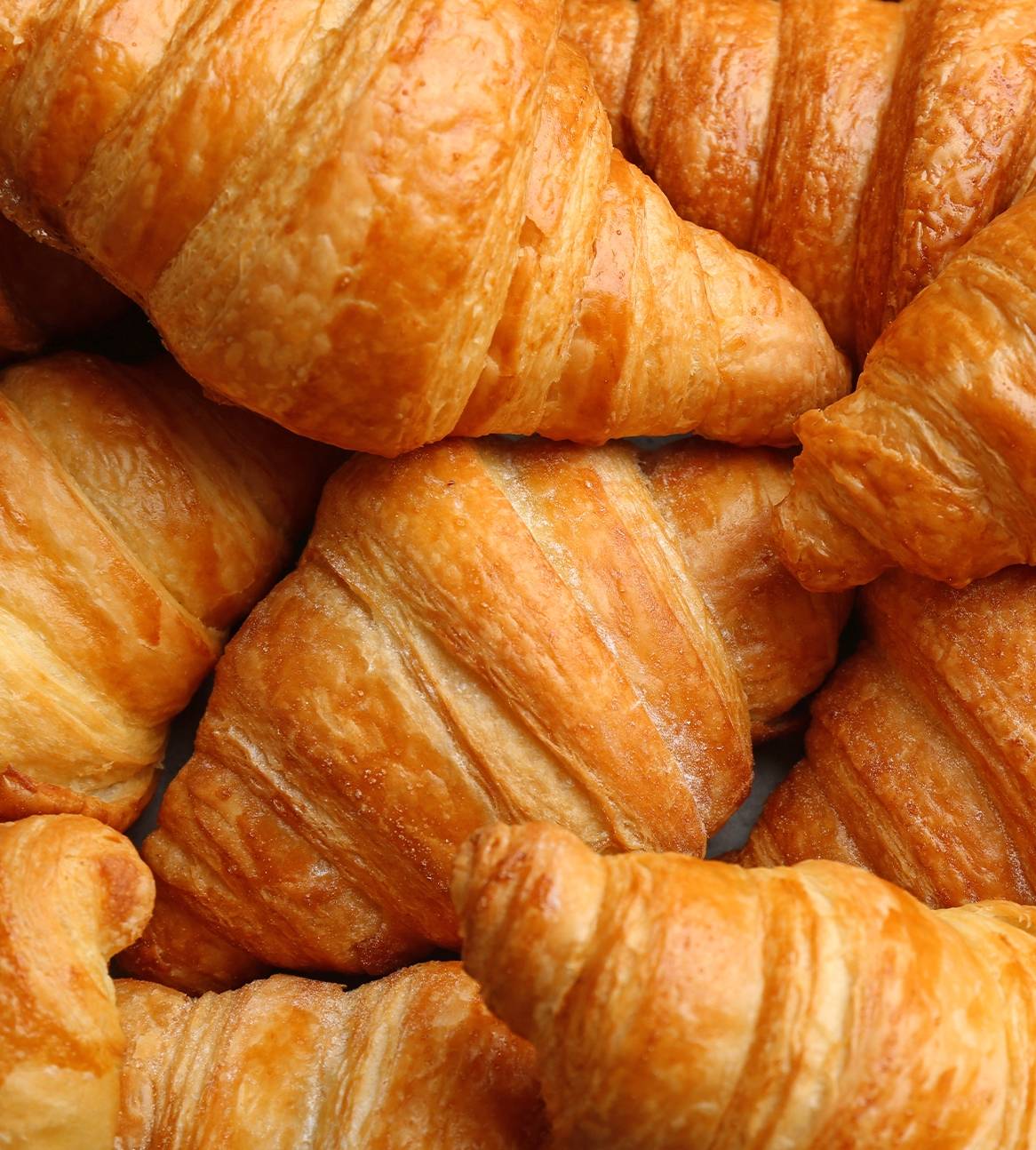 En bunke sprøde, gyldne croissanter.